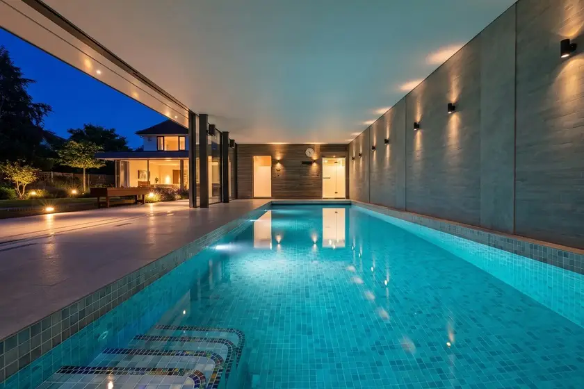 Piscină Interioară Modernă