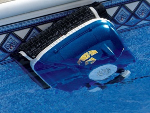 robot piscina in apa